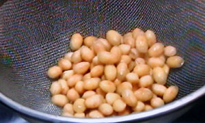 大豆を一晩水につけなくても短時間で簡単に戻せる調理方法